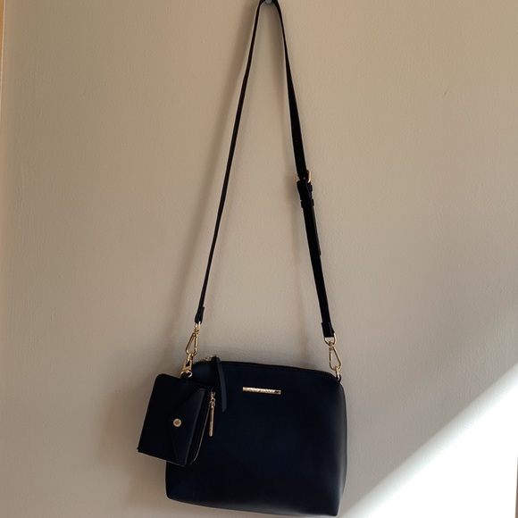 STEVE MADDEN PURSE, CROSSOVER, Zipper and matching wallet. 9”h x11”w. - Picture 4 of 10